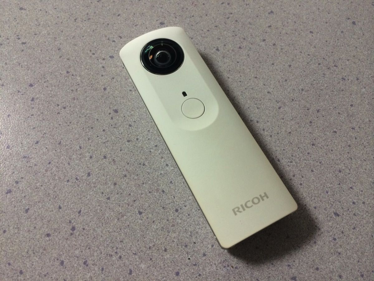 旅行や飲み会などで使うとめっちゃ楽しい全天球カメラ「リコーTHETA」