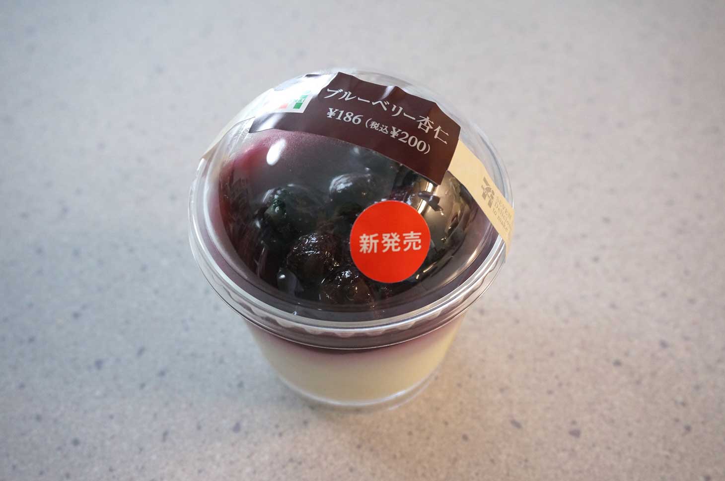 セブンイレブンのブルーベリー杏仁を食べてみた