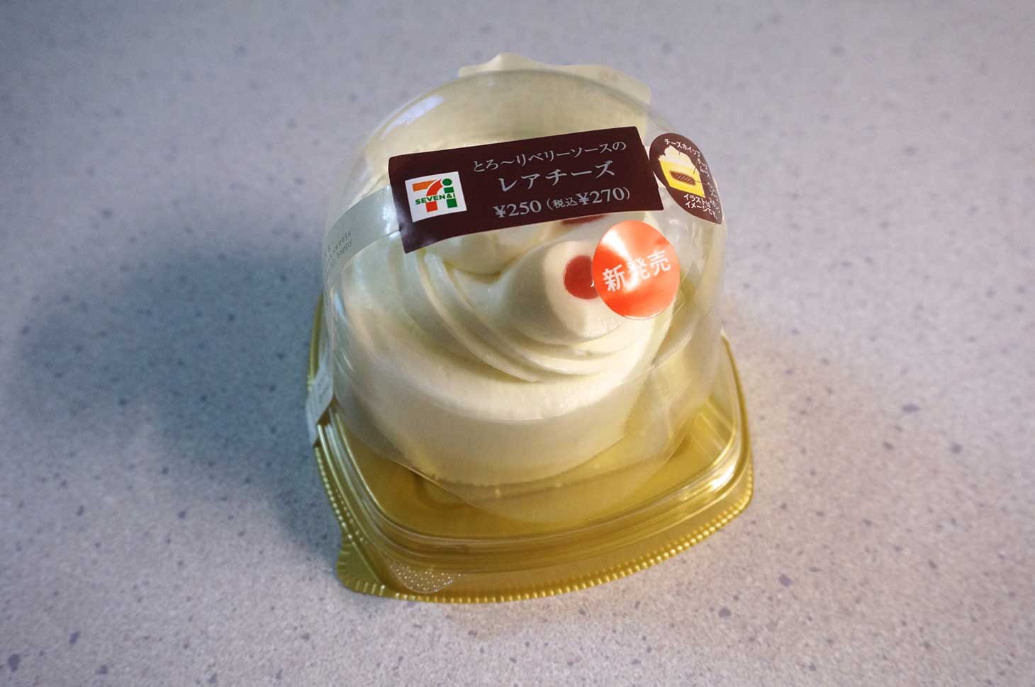 チーズ好きにオススメ！セブンイレブンの「とろ～りベリーソースのレアチーズ」