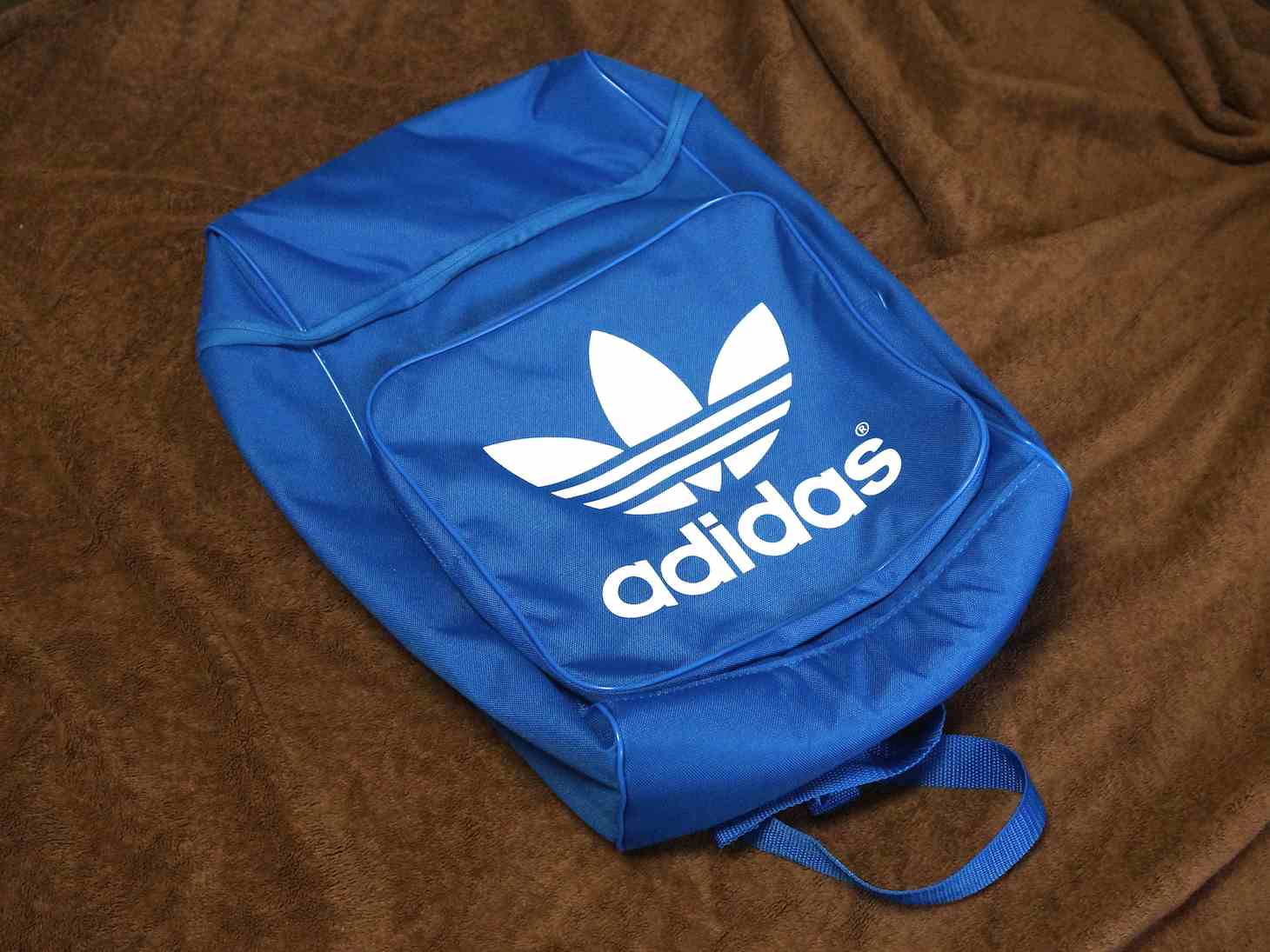 ノートパソコンが入るアディダスの青い三つ葉リュックを買ってみた