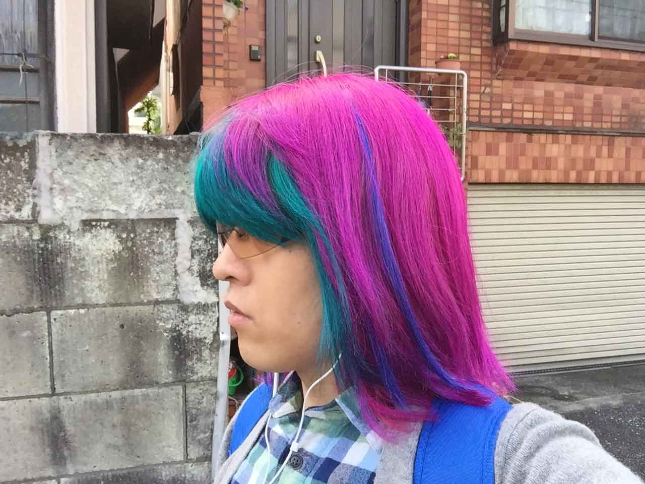 【派手髪】緑とピンクに染めて、青のエクステを付けてもらった【マニパニ】