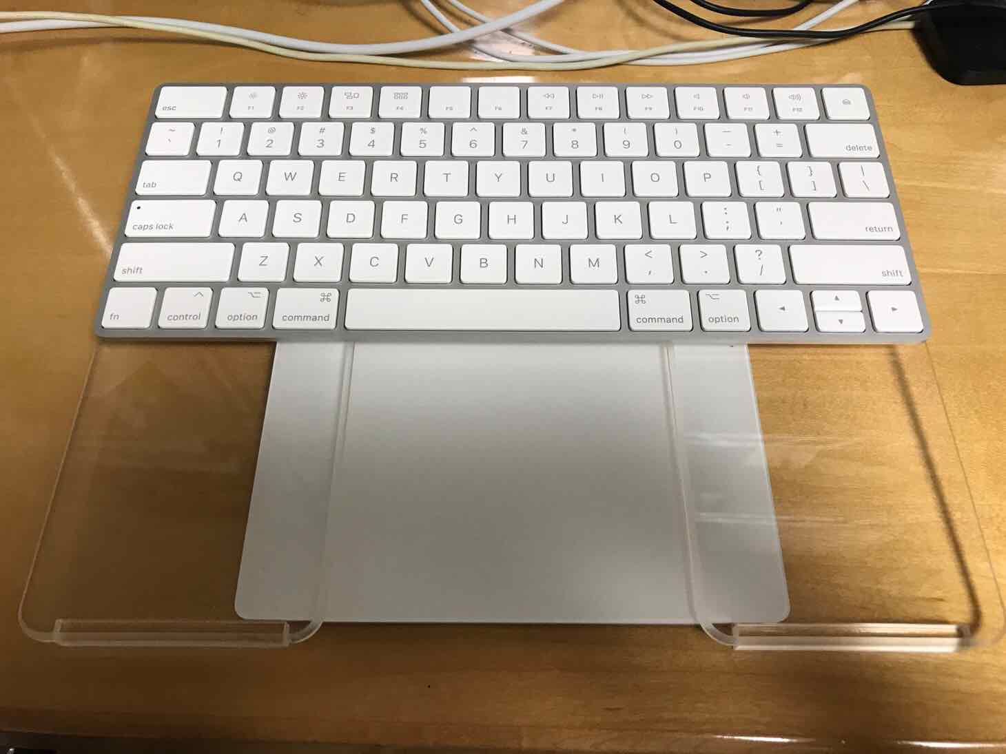 Magic KeyboardとMagic Trackpad 2をMacBookのような配置で使える！Crispy Backboard 2